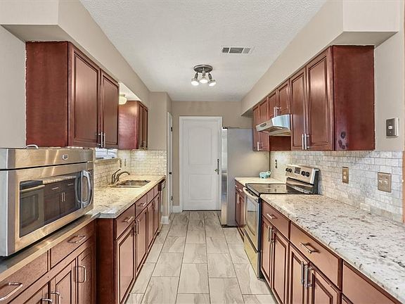 4th image of 1920 Hampton Dr