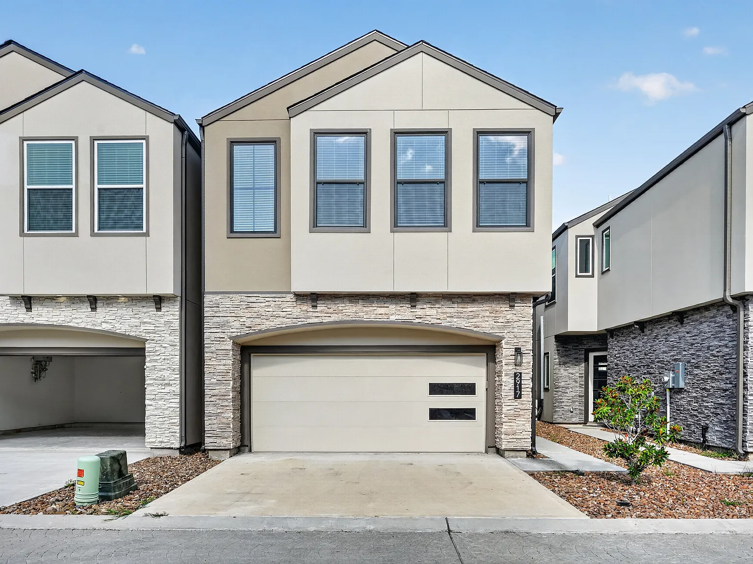 3 bed, 2.5 bath, 2100 sqft, $5,750 — Photo 2