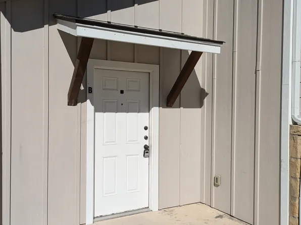 1070 E Cedar St, Seguin, TX