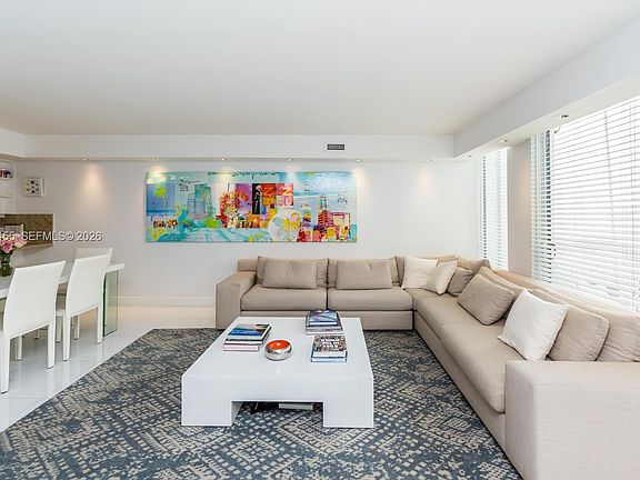 3rd image of 425 Grapetree Dr APT 206