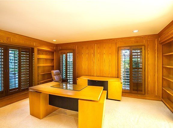 Beautiful office located near the entrance