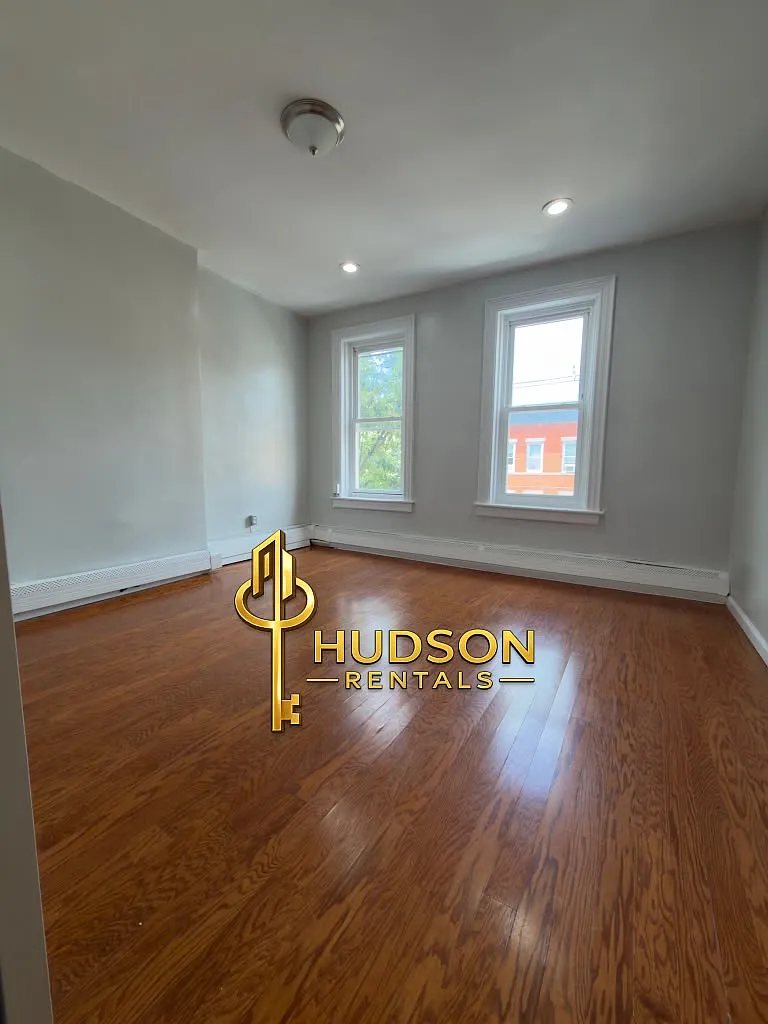 3 bed, 1000 sqft, $2,400 — Photo 4