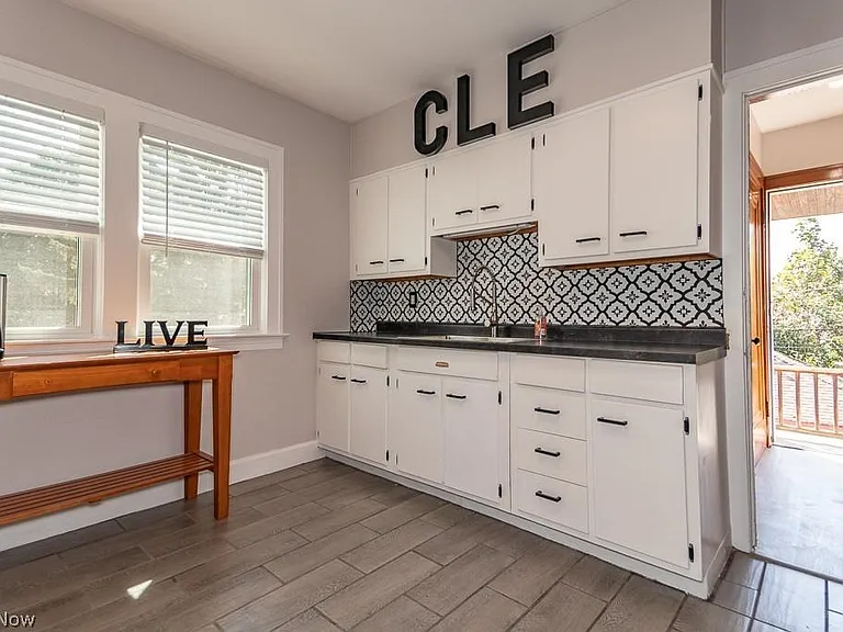 10705 Saint Mark Ave — Photo 14