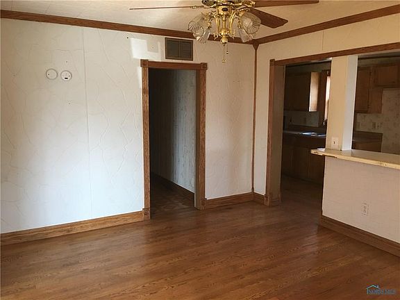 4th image of 324 W Walnut St