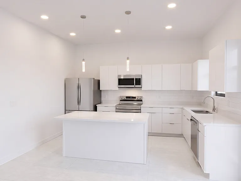 4333 NW 34th Ln — Photo 6