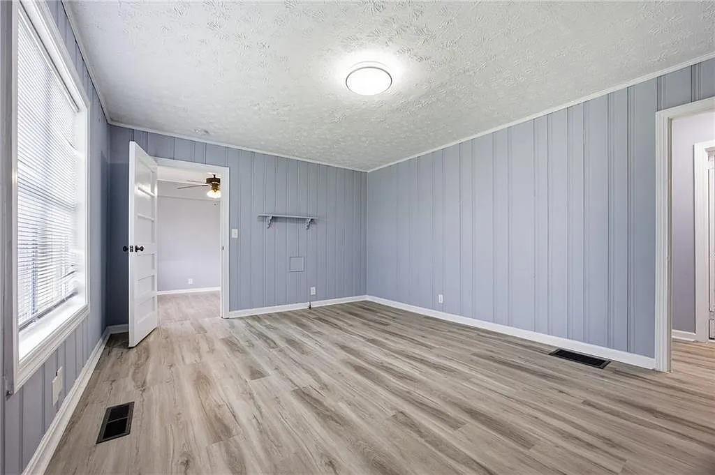 3 bed, 2.0 bath, 1429 sqft, $2,100 — Photo 2
