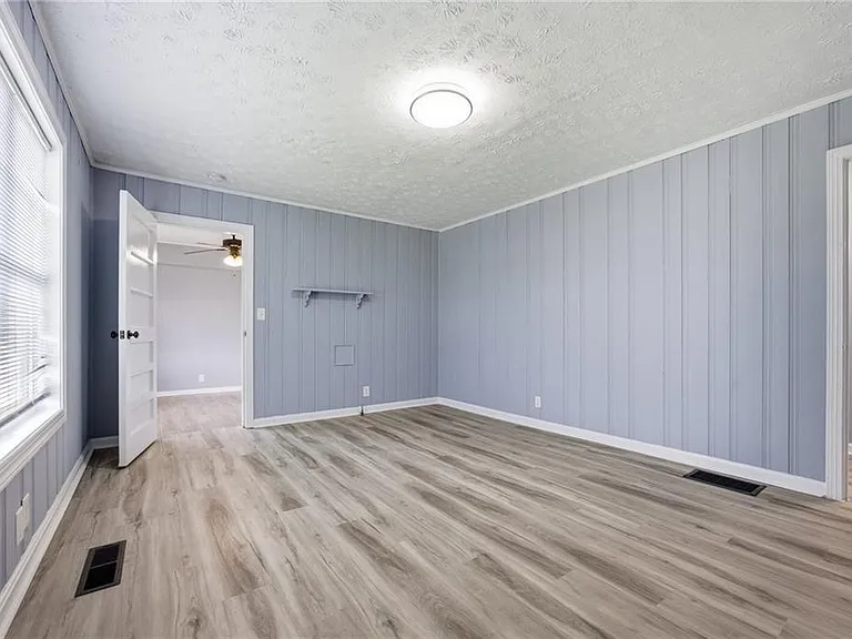 421 E Crogan St — Photo 2