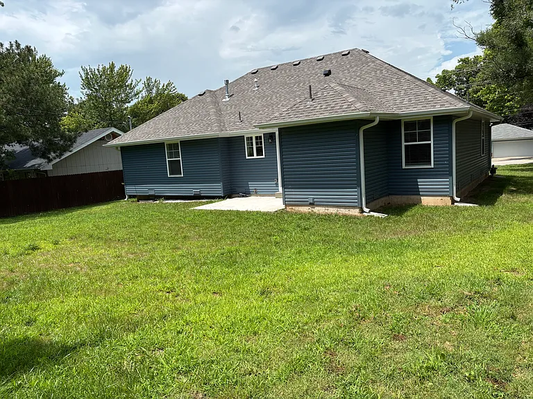 1116 W Broadmoor St — Photo 13
