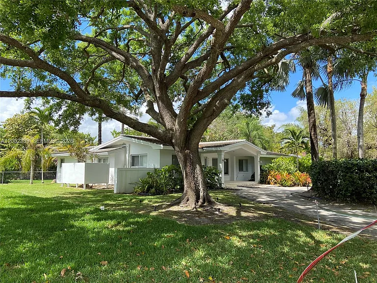9840 SW 69th Ave — Photo 4