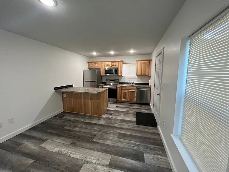 583 N Main St — Photo 9