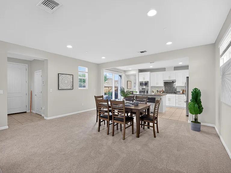 1005 S Fowler Ln — Photo 5