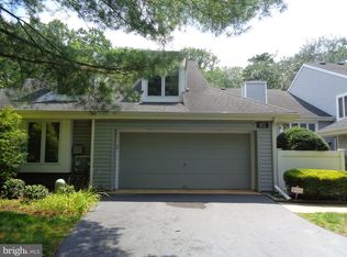 102 Sunshine Lakes Dr, Voorhees, NJ 08043
