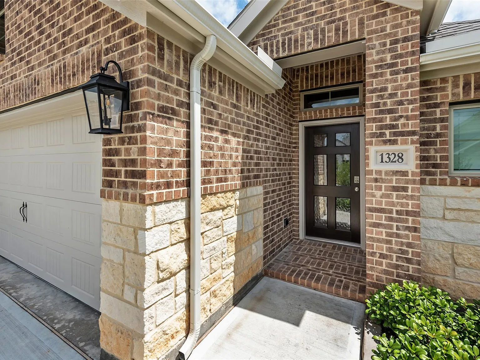 3 bed, 2.5 bath, 1722 sqft, $2,325 — Photo 3