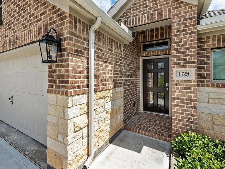 1328 Wicklow Forest St — Photo 3