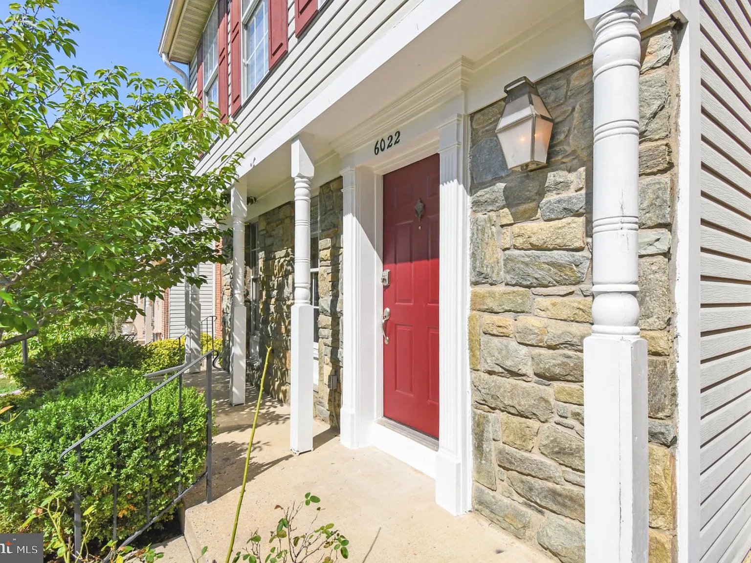 3 bed, 3.5 bath, 1950 sqft, $3,450 — Photo 3