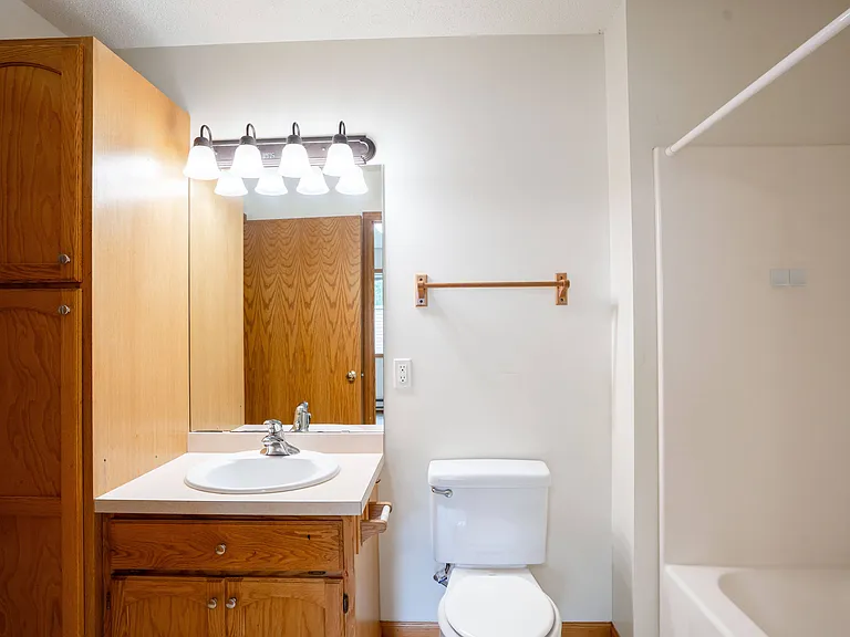 Fargo, ND Crown Court 2 Apartments | 21A | Bathroom