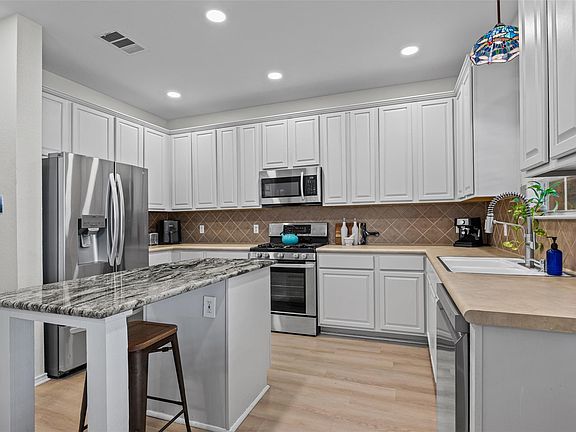 3rd image of 2920 Lynnbrook Dr