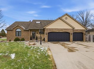 914 Lakeview Dr, Auburn, IN