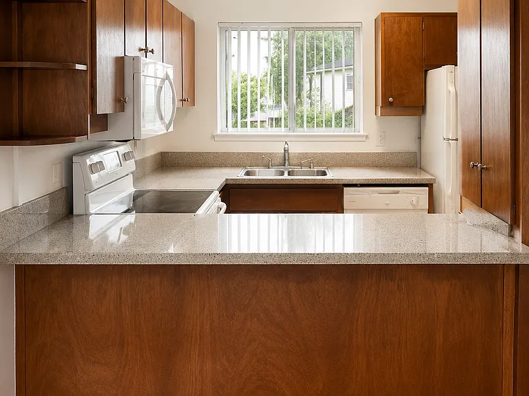 Solano Apartments — Photo 31
