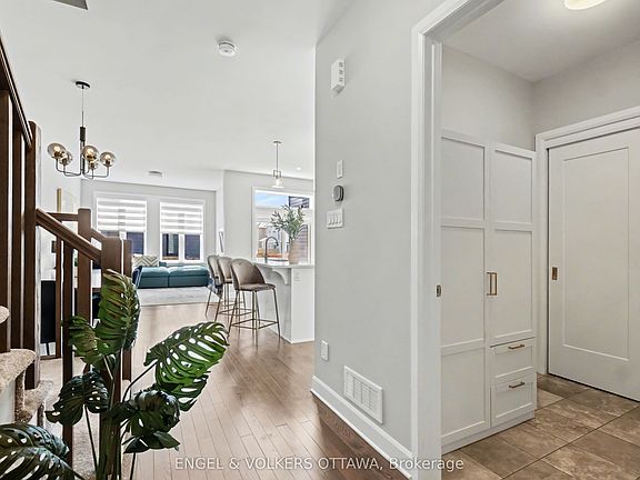 3rd image of 57 Mandevilla Cres