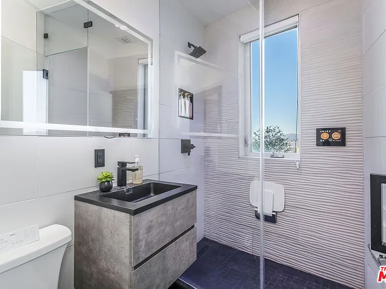 7177 Pacific View Dr — Photo 15