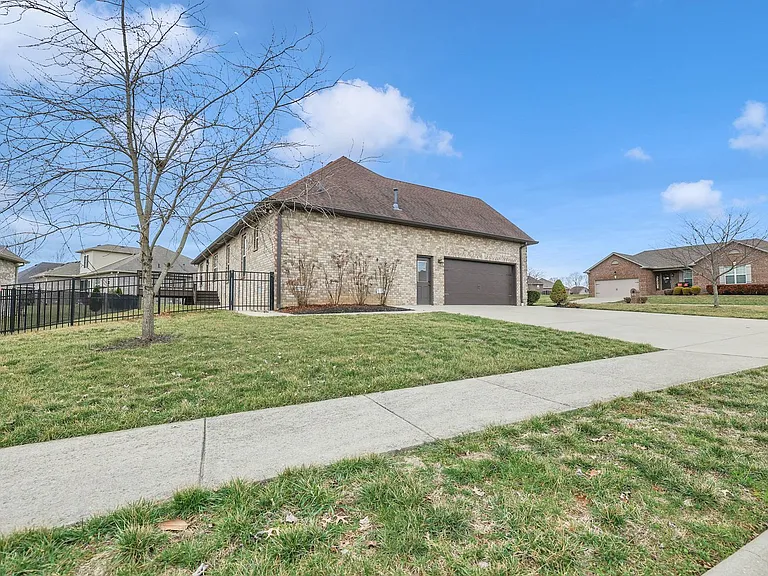 402 Lucy Cir — Photo 40