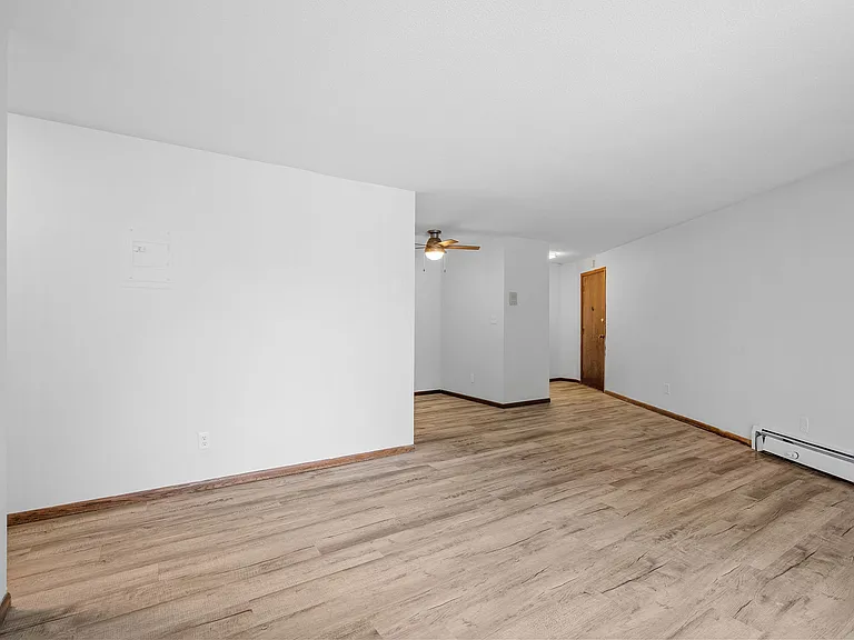 Oakwood Court Apartments — Photo 9