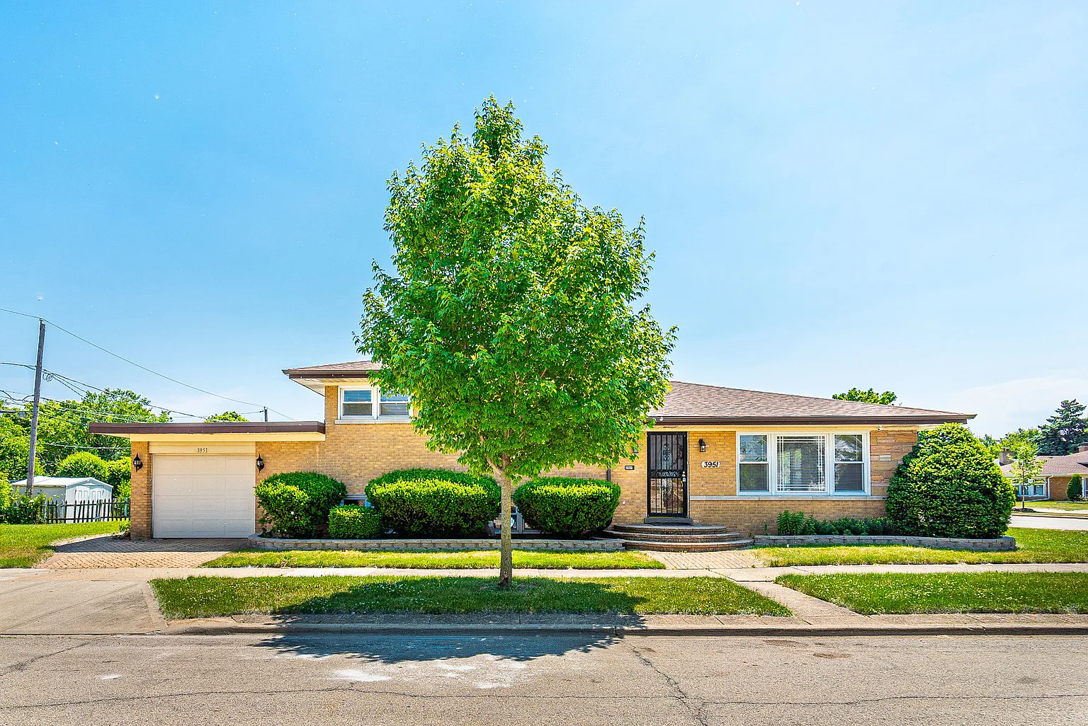 3951 W Sherwin Ave photo 1