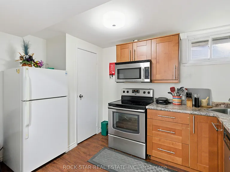 111 Britten Close #BASEMENT — Photo 10