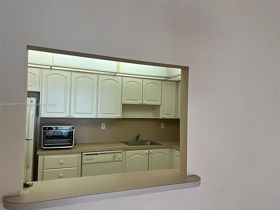 5th image of 19380 Collins Ave APT 910