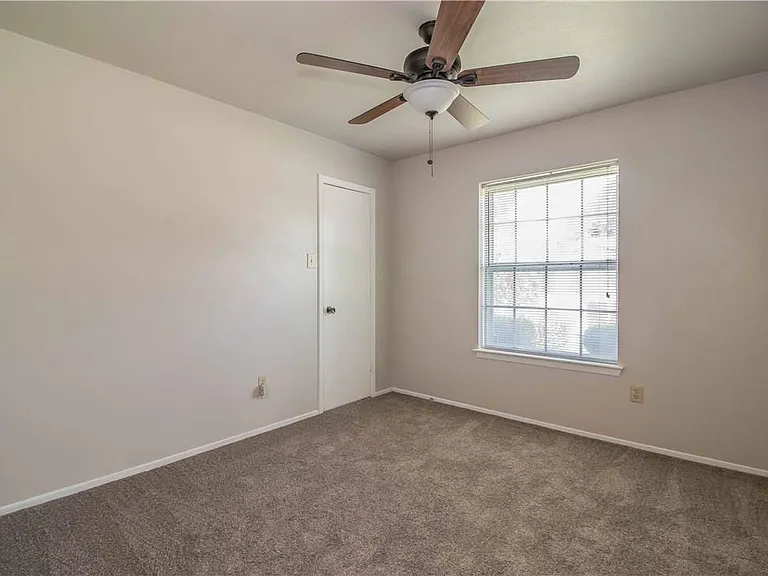 711 Edgemont Pl — Photo 12