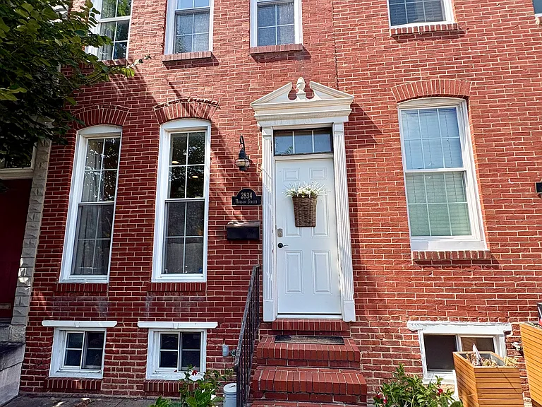 2834 Hudson St — Photo 1