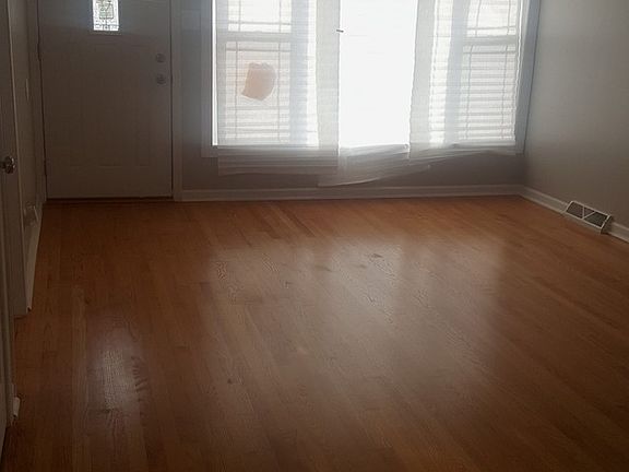 4th image of 381 Hoxie Ave