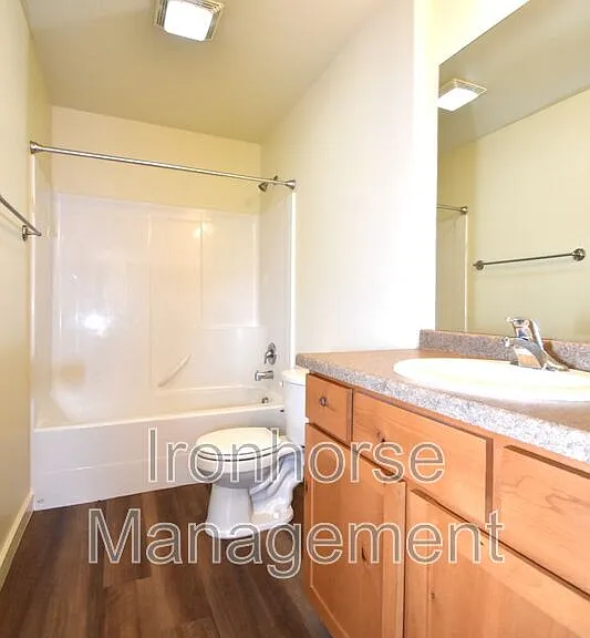 807 W Villard St #13 — Photo 11