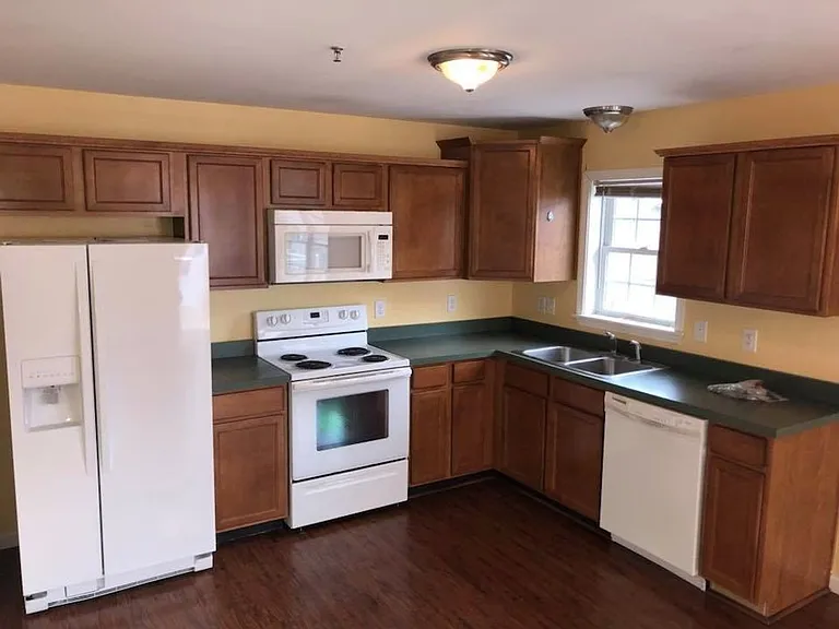 3 Bedroom 2 Bathroom Garden Apartment Blocks From Penn West — Photo 7