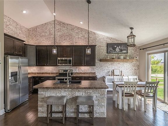 5th image of 195 Hickory Pointe Dr