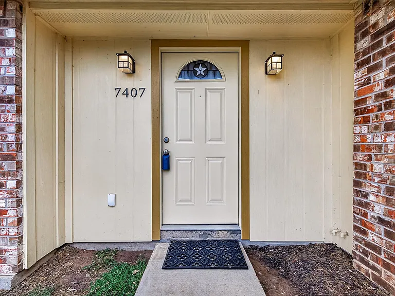 7407 Cortes Dr — Photo 2