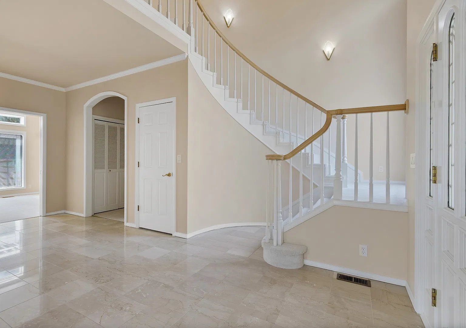 Extravagant Custom Home in Olympia — Photo 3