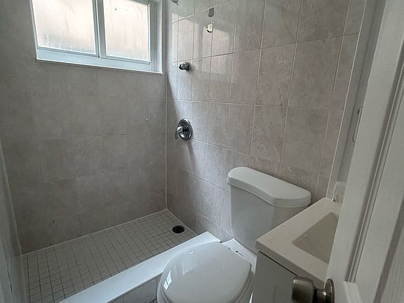 3rd image of 610 NW 7th Ave #11567129