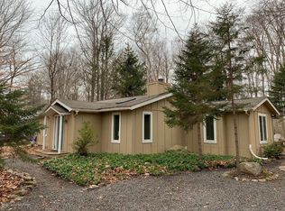1522 Crestview Ln, Pocono Pines, PA