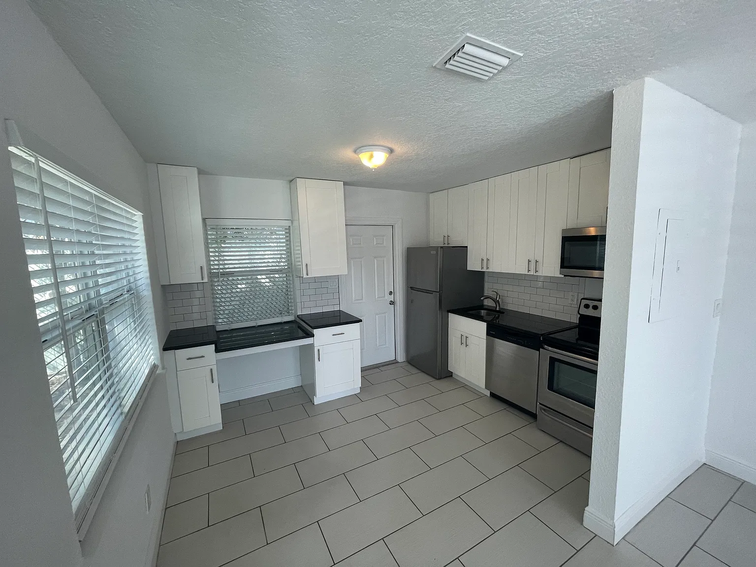2 bed, 850 sqft, $1,995 — Photo 3