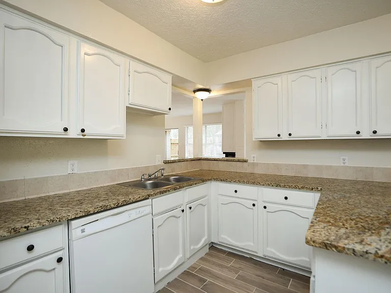 22318 Fincastle Dr — Photo 16