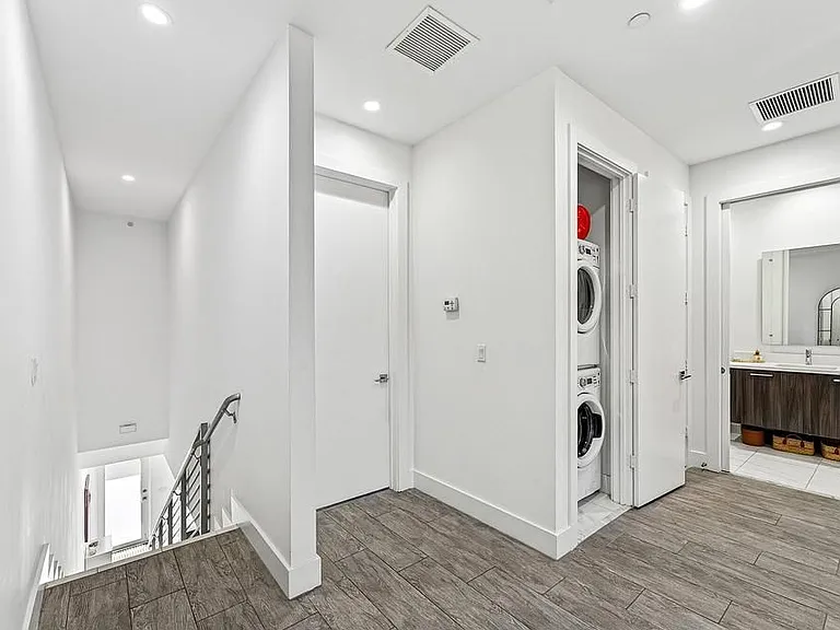 1034 NE 18th Ave #102 — Photo 5
