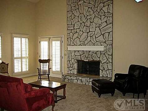 5th image of 824 Cresta Alta Dr
