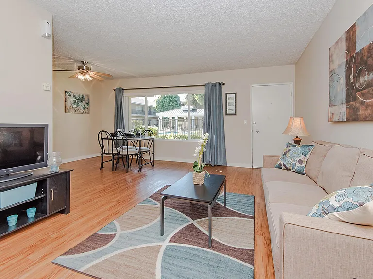 Ventura Beach Resort Luxury Apartments — Photo 12
