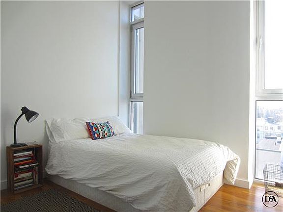 3rd image of 31 Kosciuszko St APT 2B