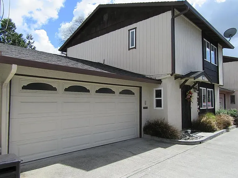 213 Poplar Ave — Photo 1