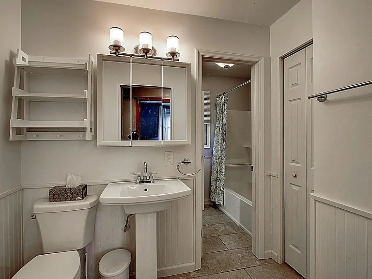 4011 W Englewood Blvd — Photo 9