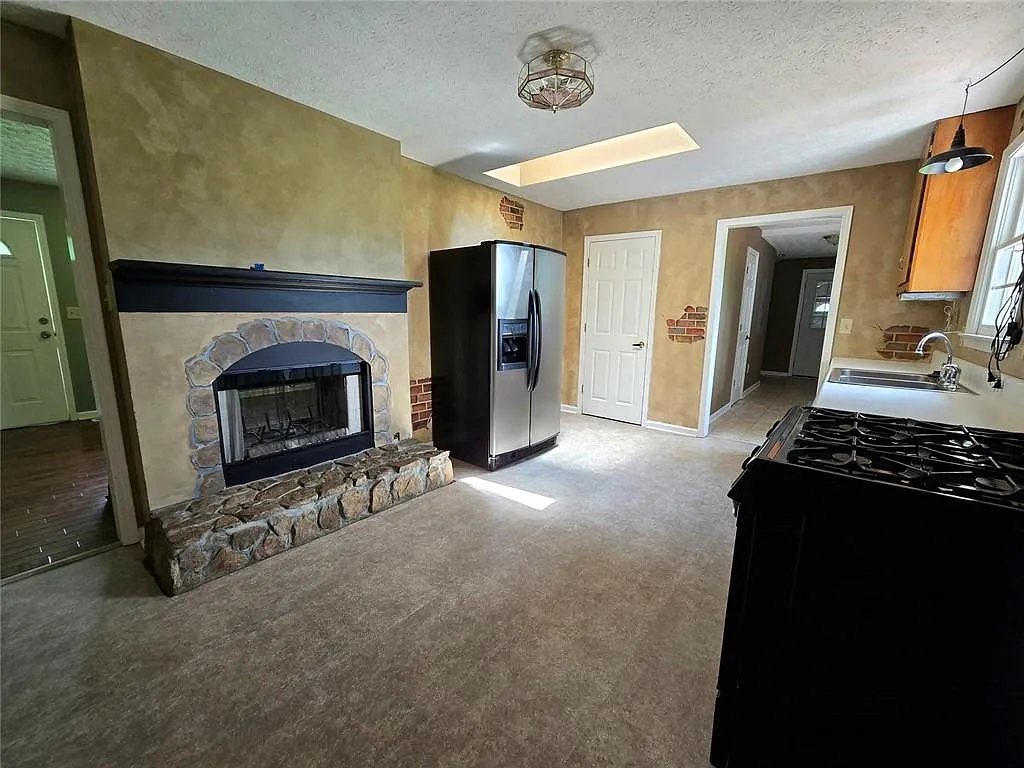 3 bed, 3.0 bath, 1811 sqft, $2,100 — Photo 3