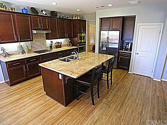 Gorgeous Granite! Stainless Steel Appliances! Mocha Cabinets & a walk in pantry!